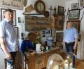 Bild: mmj
Peter Lampl (links) und Hans Vogl präsentieren die vielen Unikate im neuen Heimatmuseum.