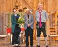 Bild: wku
Eva-Maria Eiberger ehrte Günter Seibold (Mitte) für 45 Jahre als Schauspieler und Gründer des Königsteiner Bauerntheaters. Mit ihm freut sich der jetzige Leiter Hans-Jürgen Pirner (rechts).