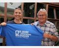 Bild: kro
Stolz präsentieren Benjamin Heller und sein Vater Reinhard das Jubiläums-T-Shirt der Löwenfreunde Waldsassen. Reinhard Heller war 26 Jahre lang Vorsitzender, sein Sohn Benjamin ist es seit 4 Jahren.