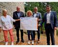 Bild: R. Kreuzer
Kindergartenleiterin Claudia Romeis (Mitte) nimmt den Spendenscheck des Vereinskartells Weiden-West entgegen, mit dabei Luise Amschl (von links), Lothar Höher, Hans-Jürgen Gmeiner und Stephan Gollwitzer.