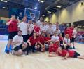 Bild: Laurent Oettershagen
Dirk Nowitzki (Mitte hinten) traf die Basketballer von der Amberger Lebenshilfe (rote Trikots) bei den Special Olympics in Berlin. Trainer Engelbert Weidel (hinten Dritter von links) coacht dort die Oberpfälzer Basketballer,