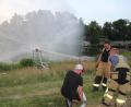 Bild: kro
Die Feuerwehr Tirschenreuth kümmert sich wie schon 2019 darum, dass die Laser-Show für die tausenden Zuschauer zu sehen ist. 16 Aktive sind im Einsatz und sprühen drei Wasserwände als Projektionsfläche.