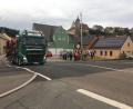 Bild: ihl
Der Behutsamkeit des Testfahrers ist es geschuldet, dass der Tieflader unbeschadet über den Bahnübergang in Nabburg kommt.