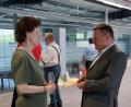 Bild: gmü
Kuratorin Susanne Kempf und Prof. Dr. Erich Bauer fachsimpeln über die vielfältigen Ausstellungsstücke.