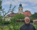 Bild: mas
Im Klostergarten hat sich Bruder Czeslaw, die gute Seele im Konvent, immer wohl gefühlt. Den Birnbaum (links) hat er aus dem Obstgarten seines Vaters in Polen mitgebracht und selbst veredelt. Die Nadelbäume hat er ebenfalls selbst gepflanzt - als Vorrat für die alljährlich benötigten Christbäume.