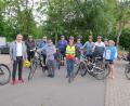 Bild: bsc
Bürgermeister Oskar Schuster (links) gab das Startzeichen für die Radtour durch die Öko-Modellregion Steinwald. Günther Erhardt (mit Warnweste) und Eva Gibhardt (rechts) führten die Gruppe an und hatten die Bio-Radtour vorbereitet.