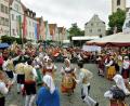Bild: Karin Wilck
Die Trachten der Folkloregruppe "Li Pistacoppi" täuschen. Die jungen Leute aus Macerata können auch richtig rocken und Party feiern. Ihre Auftritte sind inzwischen ein fester Bestandteil des Programms, wenn Weidener und Maceratesi beim Bürgerfest zusammenkommen.