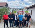Bild: Freiwillige Feuerwehr Neustadt/WN/exb
Helfer aus dem Landkreis Neustadt/WN besuchen zehn Jahre nach Flutkatastrophe Familie Peschl im Deggendorfer Ortsteil Fischerdorf.
Marianne und Hans Peschl (vorne, Mitteg) mit Helfern der Feuerwehren Neustadt/WN, Pleystein und Vohenstrauß sowie Richard Meier, ehemaliger Kreisbrandrat Neustadt/WN (hinten, Mitteg).