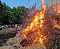 Bild: R. Kreuzer
Die Brandstelle des ersten Holzhaufens ist noch zu sehen. Am Mittwoch lodert der Ersatzhaufen bei Tröglersricht.