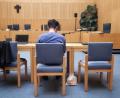 Bild: scm
Der 23-Jährige sitzt mit Fußfesseln auf der Anklagebank. Seit dem letzten Verhandlungstag vergangener Woche befindet er sich auch in Untersuchungshaft.