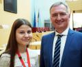 Bild: INPUNKT MEDIA
Wenn Besucher aus dem Stimmkreis in den Landtag kommen, lassen sie sich gerne mal im Plenarsaal mit Harald Schwartz fotografieren, hier Sophia Lang aus Traßlberg.