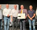 Bild: Danny Naber
FW-Landesvorsitzender Hubert Aiwanger (Dritter von links) zeichnet den ehemaligen Freihunger Bürgermeister Norbert Bücherl (rechts daneben) mit der Goldenen Ehrennadel des Landesverbandes der Freien Wähler aus. Weiter mit im Bild (von links) Ortsvorsitzender Reinhard Seidl, stellvertretender Landesvorsitzender und Kreisvorsitzender Hans Martin Grötsch, Landtagskandidat Bernd Heinisch und Bürgermeister Uwe König.