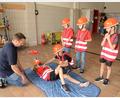 Bild: bey
Eine verletzte Person in die stabile Seitenlage bringen - eine der Aufgaben, die bei der Leistungsprüfung "Kinderflamme" den Schiedsrichtern gezeigt werden mussten.