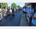 Bild: fz
Lautstark mit Rufen und ihren Rasseln schicken die Windischeschenbacher 721 Biker auf die Panoramatour.