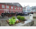 Bild: bey
Vorsitzender Quirin Sax bei seiner Ansprache zum Totengedenken auf dem Pleysteiner Marktplatz.