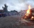 Bild: amö
Fast 100 Hartgesottene nahmen bei Regen an der Segnung des Feuers durch Pfarrer Eugen Wismeth teil.
