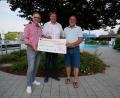 Bild: hmr
Einen Scheck über 20.000 Euro überreichte Zweiter Vorsitzender Bernhard Lux zusammen mit Drittem Vorsitzenden Stadtbaumeister Hubert Siller (von rechts) vom Förderverein Freibad Waldsassen an Bürgermeister Bernd Sommer zur Attraktivitätssteigerung des Egrensis-Freibades.