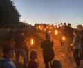Bild: KLJB Letzau/exb
Mit Fackeln durften die Besucher das Johannisfeuer entzünden.