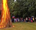 Bild: R. Kreuzer
Das Feuer in Neunkirchen loderte. Pfarrvikar Robert Amandu segnete das Feuer. Viele Gäste wechselten den Platz, zogen von den Bänken und Tischen mit an das brennende Feuer.
