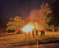 Bild: gz
Die Ministranten beobachten aus sicherer Entfernung die lodernden Flammen und die Feuerwehr sorgt für die Sicherheit.
