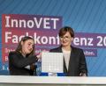 Bild: Bundesinstitut für Berufsbildung/Ralf Rühmeier/exb
Auf einer Fachkonferenz stellte Realschülerin Hanna Roth der Bildungsministerin Bettina Stark-Watzinger ein besonderes "Vier-gewinnt-Spiel" vor.