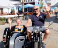 Bild: mab
Von Biker Roman Kirchhöfer wurde Pfarrerin Heidi Gentzwein, die ebenfalls zu den Motorradfans gehört, auf einem Odtimer-Motorrrad im Beiwagen zum Gottesdienst gebracht.