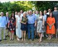 Bild: jr
Mit rund 200 Gästen feierte am Samstagabend Leonbergs Bürgermeister Johann Burger (Achter von rechts), hier mit Gattin Kathrin (mit Blumen) und seiner Familie seinen 60. Geburtstag.