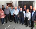 Bild: Stadt Erbendorf/exb
Bürgermeister Johannes Reger (rechts) mit den ausgeschiedenen Feldgeschworenen Hans Grünwald (Dritter von rechts), Hermann Meister (Fünfter von rechts) und Mathias Stock (Siebter von rechts). Mit auf dem Bild Bauamtsleiter Sebastian Kraus (Zweiter von links) und Verwaltungsrat Hubert Wojtenek (Vierter von links) sowie die aktiven Feldgeschworenen Horst Neidl, Alfred Schmidt, Ernst Gallersdörfer, Andreas Wittmann, Roland Schirdewahn und Obmann Detlef Schraml-Pöllmann.