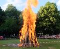 Bild: le
Ein kleines, aber feines Feuer brennt bei der Sonnwendfeier des OWV in Floß.