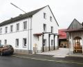 Bild: Gabi Schönberger
Der ehemalige "Kummerthof" in Neunkirchen ist jetzt die "Zoiglschänke Zur Gerechtsamkeit". Innen bereits gemütlich, ist das Anwesen außen noch an vielen Ecken Baustelle..