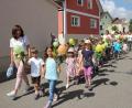 Bild: frd
Nach einer Andacht in der Kirche gingen die Teilnehmer zurück zum Kindergarten, wo das große Fest zum 30-jährigen Bestehen des Pertolzhofener Kindergartens auf dem Programm stand.