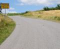 Bild: wel
Noch liegt Rollsplit auf der Gemeindeverbindungsstraße Bach-Weichelau, weswegen die Strecke auf Kilometer in der Stunde begrenzt ist. Der Auftrag zur Oberflächenbehandlung wurde bereits vergeben