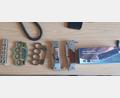 Bild: Bundespolizei Waidhaus
Zivilfahnder der Bundespolizei haben am Wochenende mehrere Waffen sichergestellt, darunter Messer, Schlagringe, Wurfsterne und ein Elektroimpulsgerät.