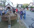 Bild: jba
Kinder entzünden das Johannifeuer auf dem Ortsplatz in Flossenbürg.