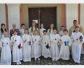 Bild: gi
Strahlende Gesichter gibt es bei der Erstkommunionfeier mit Pfarrer Udo Klösel in der Wieskirche. Mit dabei die Schulleiterin Ulrike Uhlemann und Lehrerin Miriam Höcherl (Erste und Zweite von links).