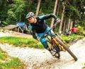 Bild: Leopold Hermann
Technische Fertigkeiten notwendig, Fahrspaß garantiert: Auf den Trails im Bikepark am Ochsenkopf geht es rasant her.