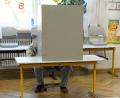 Symbolbild: Petra Hartl
Das Landratsamt ist der Meinung, dass bei der Wahl eines Zweiten Bürgermeisters alle Stimmzettel in einer Wahlkabine ausgefüllt werden müssen.