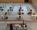 Bild: u
Während die Abiturienten schon ihre Ferien genießen und die Absolventen der Real- und Wirtschaftsschulen ihre Abschlussprüfungen bereits absolviert haben, ist für die Neuntklässler der Mittelschulen – wie hier an der Mittelschule Schnaittenbach – diese Woche Prüfungsstress angesagt. Dies gilt zumindest für jene, die sich den (freiwilligen) Prüfungen für den „Qualifizierenden Mittelschulabschluss” (Quali) unterziehen. Hier die Prüflinge des Englisch-Qualis.