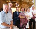 Bild: Susanne Schwab, Stadt Amberg/exb
Die Konzertreihe Amberger Orgelmusik präsentierten (von links): Ambergs Kulturreferent Fabian Kern, VR-Bank-Vorstand Dieter Paintner, Stadtpfarrer Thomas Helm, Regionalkantor Bernhard Müllers, Barbara Cosima Frey vom Kulturamt, Bürgermeister Martin Preuß und Franz Meier vom Projekt Orgel St. Martin.