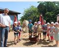 Bild: Kindergarten Sankt Elisabeth/exb
Bei der Sonnwendfeier im Kindergarten in Erbendorf schaute auch Pfarrer Martin Besold vorbei.