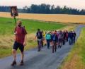 Bild: bk
Die Weiherhammerer Fußpilger auf dem Weg zum heiligen Berg der Oberpfalz zwischen Kricklhof und Aschach. Bernhard Bogner trägt das Marienbild.