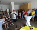 Bild: ll
Ortspfarrer Markus Flasinski segnete die beiden neuen Räume im Pfarrzentrum St. Otto – hier den Jugendraum in der ehemaligen Kegelbahn – unter großer Beteiligung von Kindern, Eltern, Firmenvertretern und Verantwortlichen der Pfarrei.