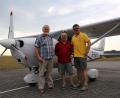 Bild: jak
Derzeit zwei Mal täglich in der Luft: Günter Zagel, Stützpunktleiter Weiden-Latsch, Luftbeobachter Josef Kres und Pilot Markus Klemm sind Teil des Teams, das über die Region fliegt, um Brände frühzeitig zu entdecken.