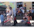 Bild: fpoz
Mit dem Lied „Wir feiern heut’ ein Fest“ eröffneten die „Piccolino“-Kinder die Jubiläumsfeier. Mit im Bild Stadtpfarrer Bernd Philipp, der den Garten und das Festgelände segnete. Auf der Treppe hinter den Kindern (von links) Bürgermeisterin Margit Bayer, Elternbeiratsvorsitzende Bianca Bayer, BRK-Geschäftsführer Holger Schedl und Kinderhausleiterin Alice Hübsch.