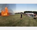 Bild: dob
Knapp 200 Besucher verfolgten das Abbrennen des Johannisfeuers auf dem Kranbühl, oberhalb von Böhmischbruck.
