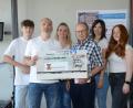 Bild: bey
Physio-Praxisinhaber Jürgen Striegl (2. von links) übergibt den symbolischen Spendenscheck an zweiten Vorsitzenden der Kinderkrebshilfe Oberpfalz Nord, Andreas Steinl. Mit bei diesem erfreulichen Ereignis dabei Sohn Lukas Striegl und Ehefrau Manuela Striegl (von links) sowie die Mitarbeiterinnen Laura Schneider und Laura Schlagenhaufer (von rechts).