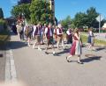 Bild: gi
Die Moosbacher Musikanten spielten die Vereine beim Kirchenzug zum Gottesdienst.