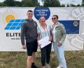 Bild: Fabian Rum/exb
Jungunternehmer Levin Schober von Elite-PV, die Gewinnerin des 1. Preises, ein Gutschein über 2.500;- für eine Photovoltaikanlage, Katrin Frischholz und Präsidentin Petra Helgert vom Lions-Club Goldene Straße.