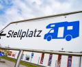Symbolbild: Stefan Sauer/dpa
Ein Hinweisschild weist den Weg zu einem Wohnmobilcampingplatz. In der Gemeinde Immenreuth soll es dafür auch außerhalb des Campingplatzes einmal Flächen geben.