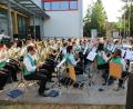 Bild: Ferstl/exb
Den Hauptteil der Benefiz-Serenade betritt die Jugendblaskapelle unter Leitung von Dirigent Markus Ferstl. Annähernd 300 Zuhörer erlebten im Schatten der Bäume vor der Nordgauhalle ein kurzweiliges Musikprogramm von großer Bandbreite.